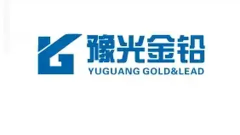 蒯纪闻禁区内被沙特球员推倒，裁判未判犯规引发争议